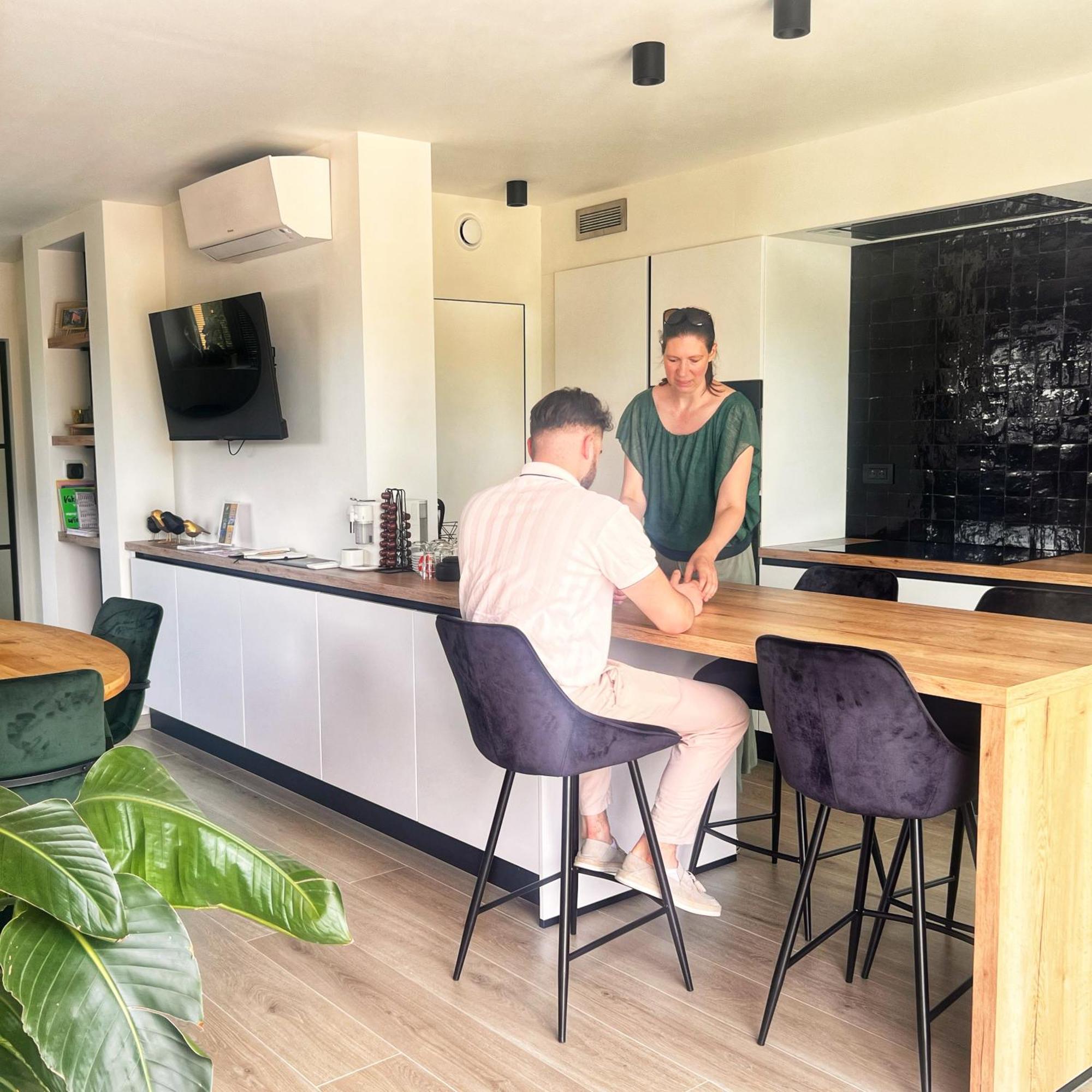 Inova Guesthouse Hasselt Bagian luar foto